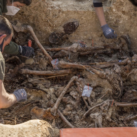 Foto de archivo de expertos trabajando en una exhumación, a 18 de febrero de 2021.