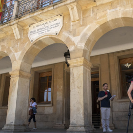 Agentes de Policía Judicial de la Guardia Civil practican un registro en el Ayuntamiento de Soria.