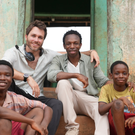 El director Dani Sancho, con Ousman Umar y con los dos jóvenes actores, en el rodaje en Ghana.