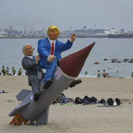 Falla de Donald Trump y Netanyahu que arderá la noche del martes en las hogueras de las fiestas de San Juan, en la playa de Bastiagueiro, en Oleiros.