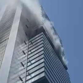 Los bomberos del Ayuntamiento de Madrid han desalojado la torre Moeve, situada en el complejo de las cuatro torres, como consecuencia de un incendio.
