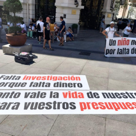 Protesta de la Fundación Martín Álvarez Muelas frente al Congreso de los Diputados.