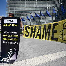 Activistas de Amnistía Internacional frente a la sede de la Comisión Europea en Bruselas para protestar contra una reunión con talibanes.
