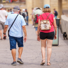 Turistas visitan la capital cordobesa encontrándose bajo aviso rojo por calor con máximas de 44º. A 23 de junio de 2026 en Córdoba (Andalucía, España)
