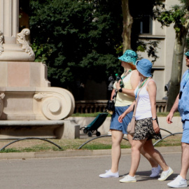 Turistes passejant per Barcelona el dilluns, en plena onada de calor. 22/06/2026