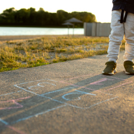 Niño en el patio del recreo.