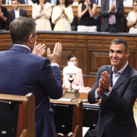 El presidente del Gobierno, Pedro Sánchez, recibe el aplauso del grupo socialista durante una sesión plenaria en el Congreso de los Diputados, a 24 de junio de 2026