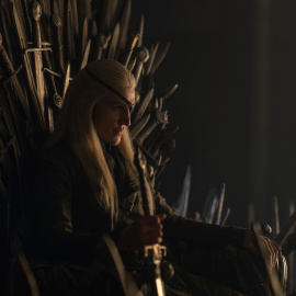 El príncipe Aemond Targaryen (Ewan Mitchell) promete tener un papel central en la tercera temporada de 'La Casa del Dragón'.
