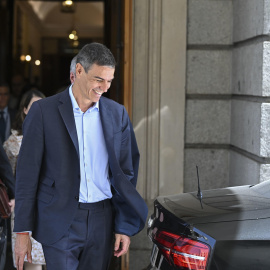El presidente del Gobierno, Pedro Sánchez, sale del Congreso tras su comparecencia para dar explicaciones de los casos judiciales que afectan a su entorno político este miércoles