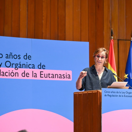 La ministra de Sanidad, Mónica García, durante la celebración del acto de clausura de la jornada institucional "Cinco años de la Ley Orgánica de Regulación de la Eutanasia (LORE): avanzando en derechos", en el Ministerio de Sanidad.