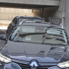 Begoña Gómez, esposa del presidente del Gobierno, sale en un coche del juzgado que dirige el juez Juan Carlos Peinado tras entregar su pasaporte.