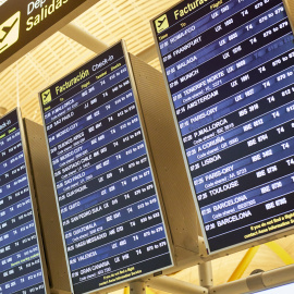 Foto de archivo de pantallas en el aeropuerto donde aparecen las salidas y llegadas.