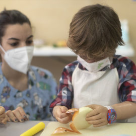 Un niño participa en un taller en el Hospital Infantil Niño Jesús.