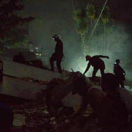 Integrantes de cuerpos de emergencia buscan víctimas este miércoles, luego de dos fuertes terremotos sacudieron el Caribe venezolano en Caracas.