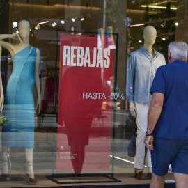 Las rebajas de verano copan ya todos los escaparates de España.