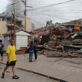 Residentes permanecen en la calle junto a varios bloques de viviendas dañados por los terremotos, en la localidad de Catia La Mar, en el estado costero de La Guaira (Venezuela) este jueves.