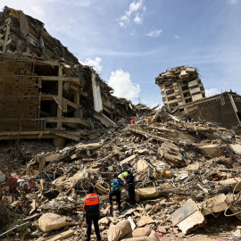 Búsqueda de víctimas entre los escombros de edificios derrumbados tras los terremotos en Venezuela.