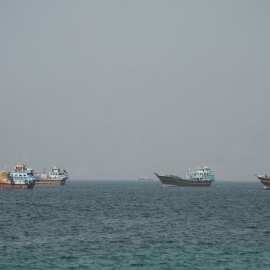 Embarcaciones en el estrecho de Ormuz, vistas desde Musandam, Omán.