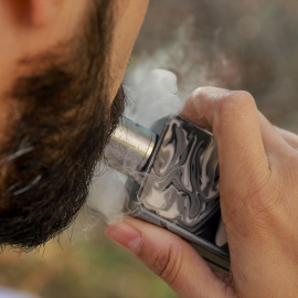 Un hombre vapeando.