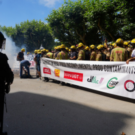 Bombers de la Generalitat es manifesten davant el Parlament