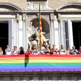 La delegació del Govern que ha desplegat la bandera LGTBIQ+ al balcó de la Generalitat aquest divendres, en un acte previ al Dia de l'Orgull. 26/06/2026