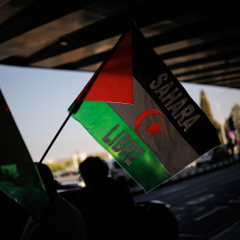 Una de las personas que apoya a los saharauis retenidos con una bandera del 'Sahara Libre', en la Terminal T-1 del Aeropuerto Adolfo Suárez-Madrid Barajas, a 23 de septiembre de 2024