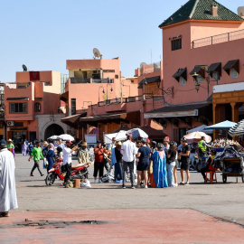 La caótica plaza de Yamaa el Fna es, sin duda, uno de los principales atractivos de Marrakech.