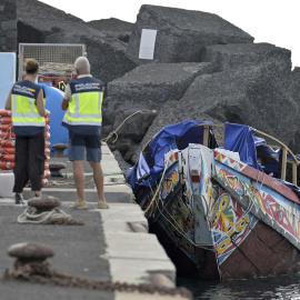 La Policía Nacional inspecciona el cayuco en el que viajaban 119 inmigrantes rescatado el pasado 23 de junio.