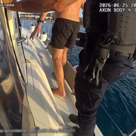 Imagen difundida por la Policía Local de Sant Josep del momento de la intervención en el barco.
