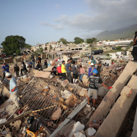 Las labores de búsqueda continúan en las zonas afectadas por los terremotos en Venezuela.
