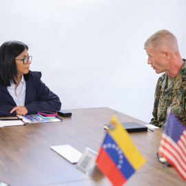 La presidenta encargada de Venezuela, Delcy Rodríguez, junto al mayor general del Cuerpo de Marines de EE.UU. Kevin J. Jarrard.