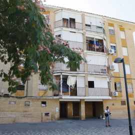 Domicilio de la mujer asesinada, en Mairena del Aljarafe (Sevilla), este sábado.
