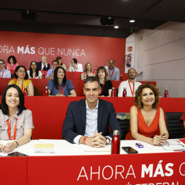 Pedro Sánchez junto a Rebeca Torró, Pilar Bernabé y María Jesús Montero, este sábado al comienzo del Comité Federal del PSOE.