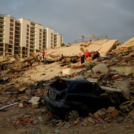 La Guaira, este sábado, durante las operaciones de rescate tras el terremoto.