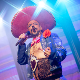 Mazorra, en un momento del espectáculo 'Quería ser maricón pero nací sudaca'. 06/2026