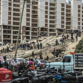Rescatistas realizan labores de búsqueda de personas desaparecidas en una zona afectada por los terremotos en la Guaira (Venezuela).