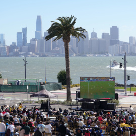 Un partido del Mundial retrasmitiéndose en una de las zonas de aficionados en San Francisco (California).