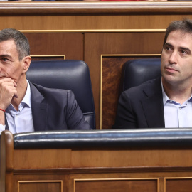 El presidente del Gobierno, Pedro Sánchez, y el vicepresidente primero y ministro de Economía, Comercio y Empresa, Carlos Cuerpo, en el Congreso.