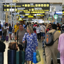 Turistas llegan al aeropuerto de Málaga-Costa del Sol.
