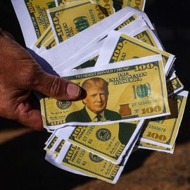 Dólares con la cara de Donald Trump utilizados durante una manifestación en Brasil.