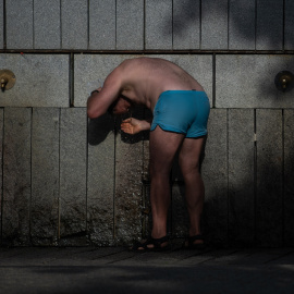 Una persona se refresca durante la ola de calor.
