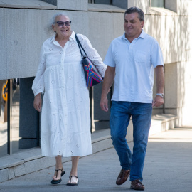La empresaria Carmen Pano y su chófer, Álvaro Gallego, este lunes a su llegada a la Audiencia Nacional.