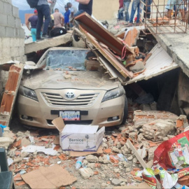Un coche enterrado entre escombros tras el terremoto de Venezuela.