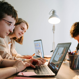 Jóvenes trabajando en una oficina