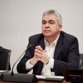 El exsecretario de organización del PSOE Santos Cerdán comparece en la Comisión de Investigación sobre adjudicaciones públicas del Parlamento de Navarra, a 11 de febrero de 2026, en Pamplona, Navarra