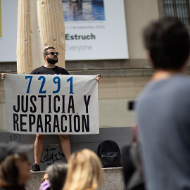 EuropaPress_6767259_hombre_homenaje_fallecidos_residencias_mayores_pandemia_covid_19_comunidad
