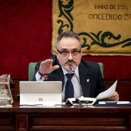 El alcalde de Móstoles, Manuel Bautista, en un pleno el pasado febrero.