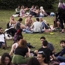 Varios jóvenes se concentran en las inmediaciones de Matadero Madrid, a 15 de mayo de 2021, en Madrid.