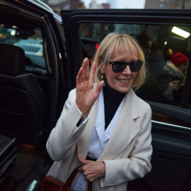 La periodista E. Jean Carroll abandonando la Corte Federal de Manhattan tras su victoria en el juicio contra Trump, a 26 de enero de 2024.