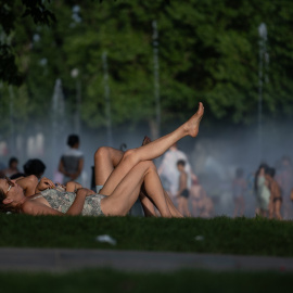 Varias personas se refrescan en las fuentes de Madrid Río, a 23 de junio de 2026, en Madrid.